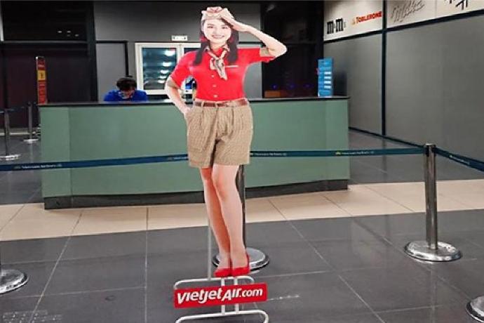 Standee hình người mẫu
