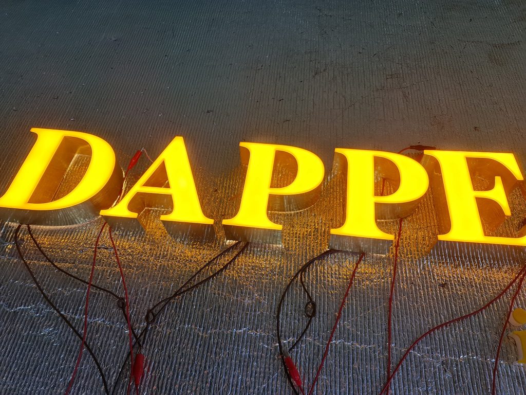 Chữ nổi viền inox mặt mica sáng đèn