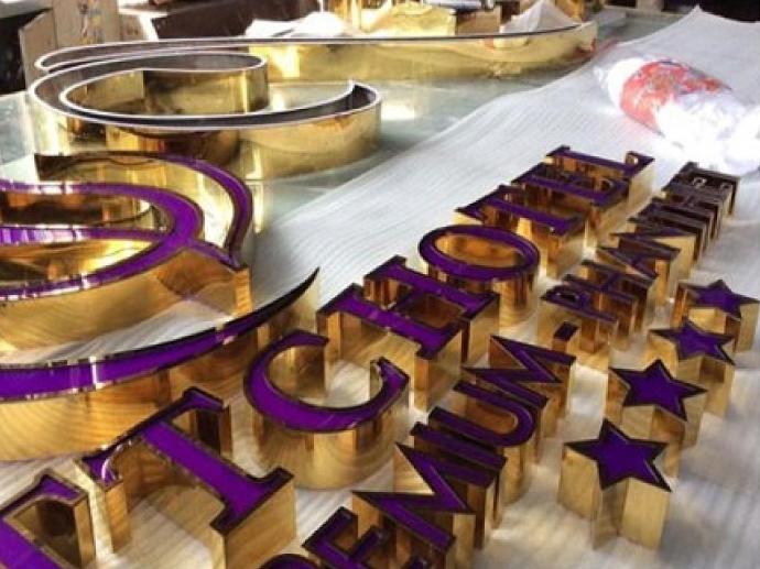 Chữ nổi mica viền inox đẹp