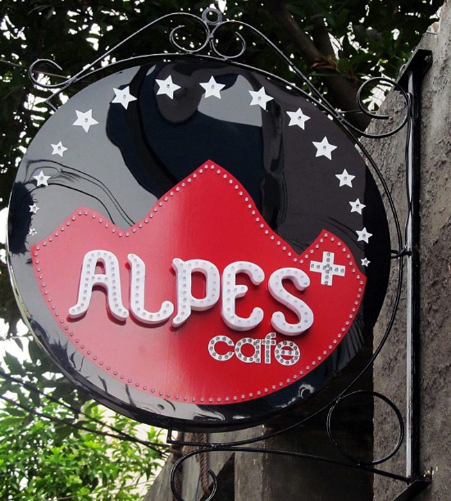 Biển quảng cáo vẫy tại Ba Đình