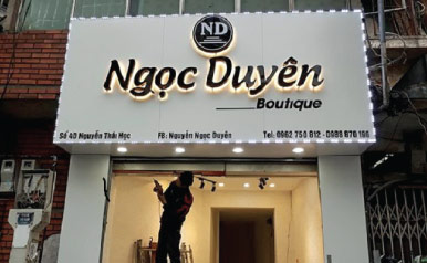 Biển quảng cáo salon tóc chữ nổi sáng chân