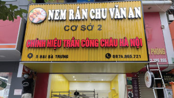 biển quảng cáo tại hai bà trưng