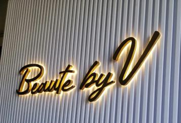 Biển chữ nổi mica sáng chân