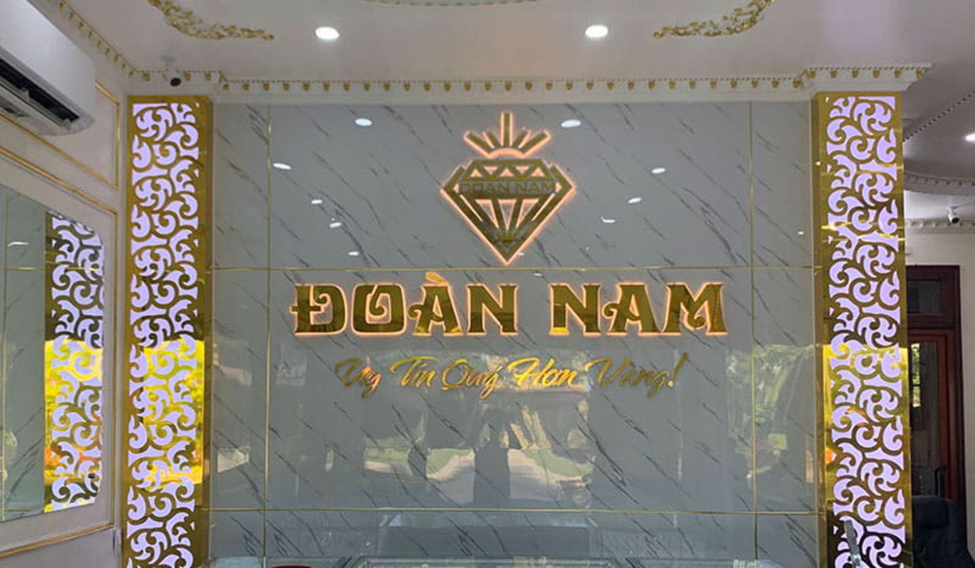 Biển quảng cáo trong nhà