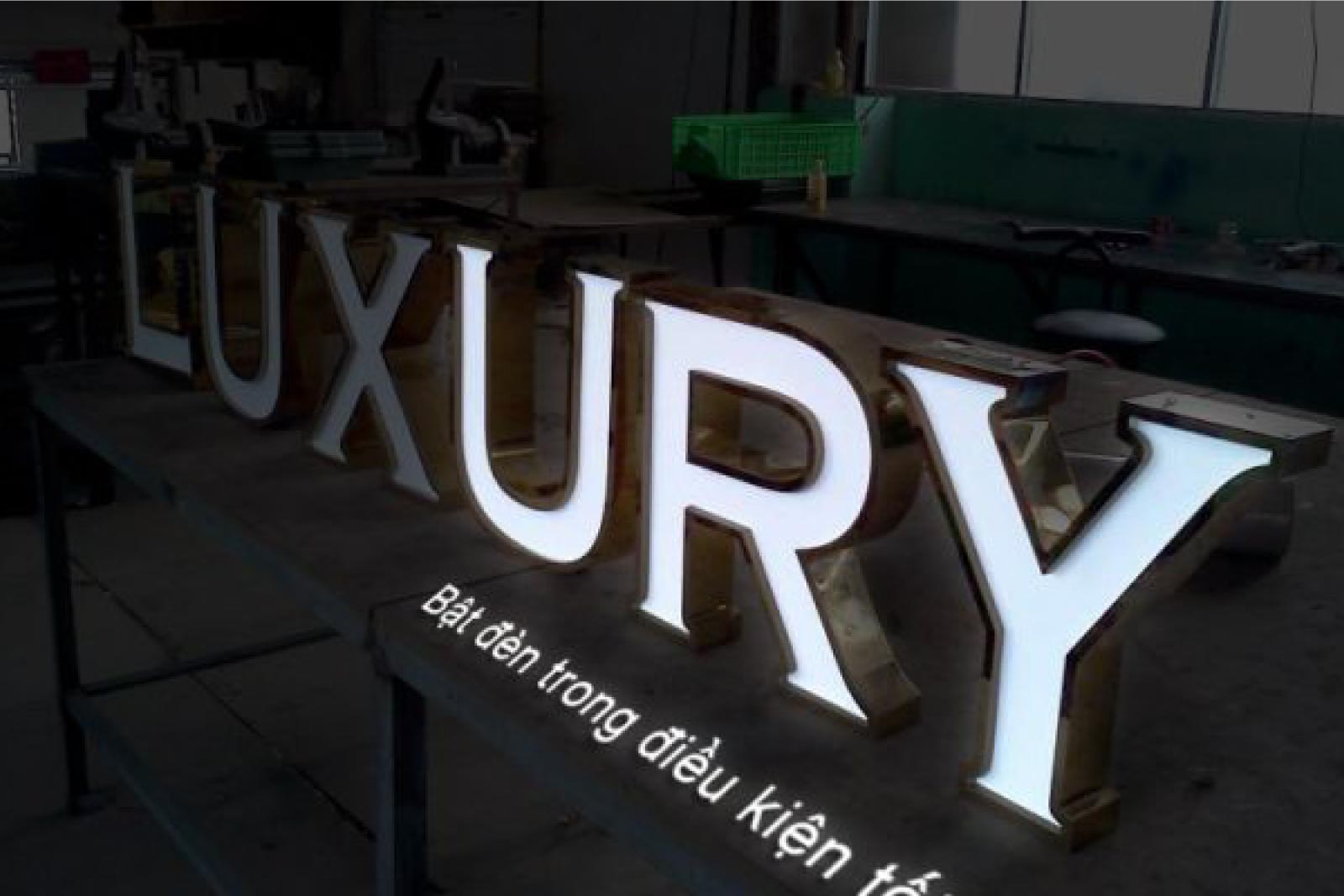 Chữ nổi mica viền inox